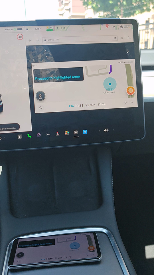 The screenshot of using Waze on Tesla's screen